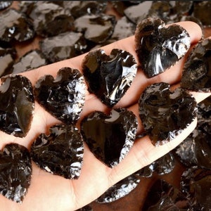 Hart van zwarte obsidiaan, kwartskristalharten, gesneden hartvorm grote stenen van TotalStones
