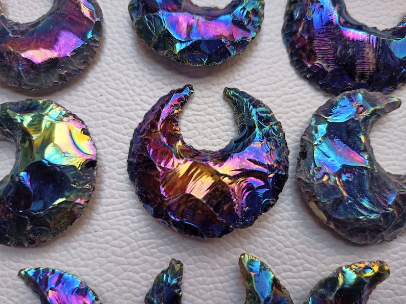Angel Aura Opalite Moon, Aura Titanium Coated Opalite Crescent Moon, Aura Opalite Carved Moon Healing Crystal, metafysische maan voor sieraden Aura Titanium Coated