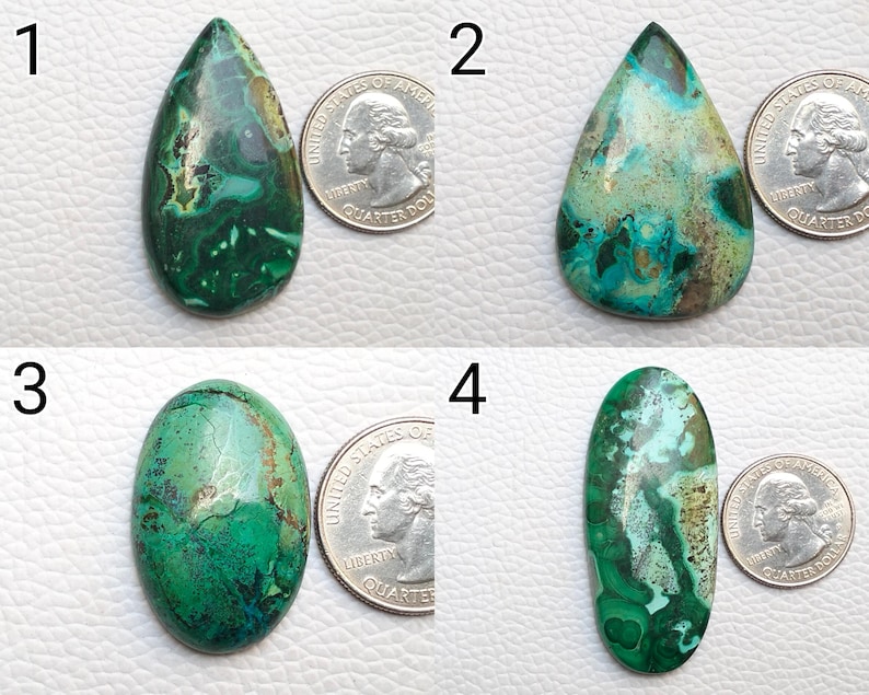 Puede incluir: Cuatro piedras preciosas pulidas con diversas formas y patrones. Las piedras muestran una mezcla de tonos verdes, turquesas y marrones. Se coloca una moneda de veinticinco centavos estadounidense junto a cada piedra para comparar el tama&ntilde;o. Las piedras preciosas son probablemente para la fabricaci&oacute;n de joyas o coleccionar.