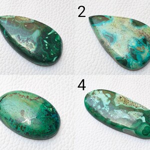 Puede incluir: Cuatro piedras preciosas pulidas con diversas formas y patrones. Las piedras muestran una mezcla de tonos verdes, turquesas y marrones. Cada piedra tiene un dise&ntilde;o &uacute;nico, con algunas con remolinos y otras con un aspecto m&aacute;s moteado. Las piedras preciosas est&aacute;n sobre un fondo blanco.