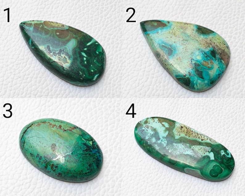 Puede incluir: Cuatro piedras preciosas pulidas con diversas formas y patrones. Las piedras muestran una mezcla de tonos verdes, turquesas y marrones. Cada piedra tiene un dise&ntilde;o &uacute;nico, con algunas con remolinos y otras con un aspecto m&aacute;s moteado. Las piedras preciosas est&aacute;n sobre un fondo blanco.