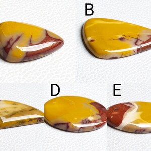 Op de afbeelding: Vijf gepolijste, kleurrijke, natuurlijke stenen cabochons in verschillende vormen en maten. De stenen zijn een mix van geel, rood en wit.