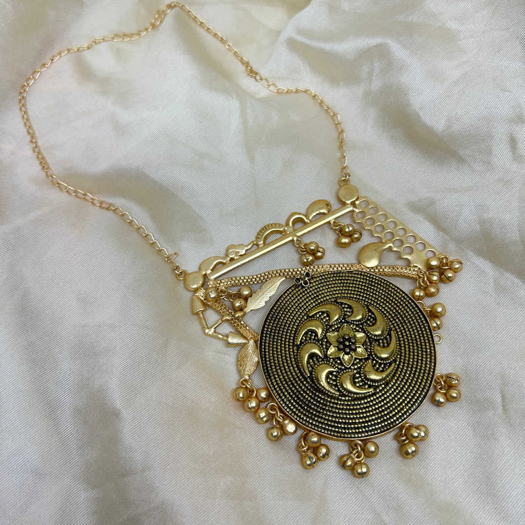 Handcrafted Gold Plated Round Pendant Necklace on Antique Chain