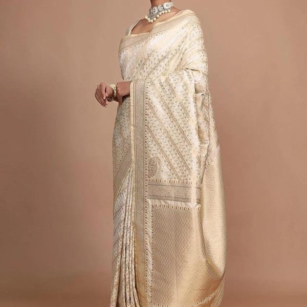 Magnifique sari blanc cassé en soie lichi douce avec sari doré Zari pour femme | Chemisier sari traditionnel indien pour vêtements de fête