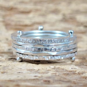 Men&#39;s rustic hammered silver wedding ring, overlapping ring set