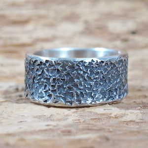 Men&#39;s rustic hammered silver wedding ring, maxi ring