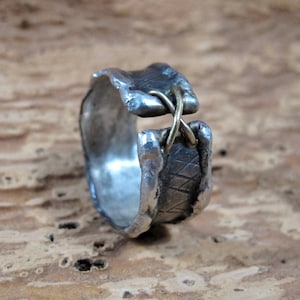 Cast gold silver rustic wedding ring, men&#39;s Celtic ring, cast edge band ring, gold insert ring, Italian jewel gold wire