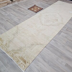 Tapis de course noué à la main / 4 x 12,50 pieds / Tapis de course vintage beige marron délavé / Tapis de course Oushak en sourdine / Tapis de course turc en laine / Tapis de course anatolien en détresse