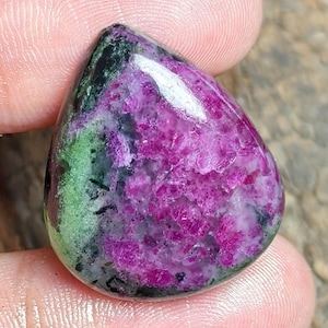 Natuurlijke robijnzoisiet cabochon in peervorm: gepolijste edelsteen voor het maken van sieraden (afmetingen: 21 x 25 mm)