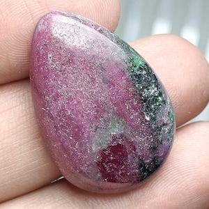 Cabochon di zoisite rubino naturale, pietra preziosa di zoisite rubino, pietra preziosa sfusa, pietra preziosa a forma di pera, pietra preziosa lucidata per la creazione di gioielli, ciondolo di zoisite rubino