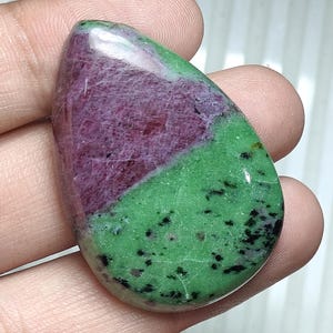 Cabochon di zoisite rubino naturale, pietra preziosa di zoisite rubino, pietra preziosa sfusa, pietra preziosa a forma di pera, pietra preziosa lucidata per la creazione di gioielli, ciondolo di zoisite rubino