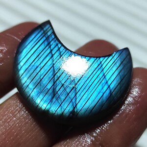 Blauer auffälliger Labradorit Cabochon loser Stein, Labradorit Kristall, Labradorit für die Schmuckherstellung, natürlicher Mond Form Labradorit Edelstein