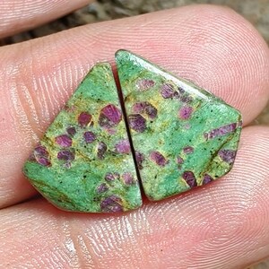 Paire assortie de cabochons de rubis fuchsite naturels : pierre précieuse polie pour boucles d'oreilles