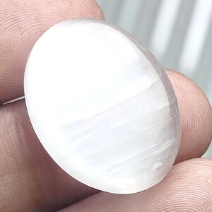 Cabochon di selenite naturale, pietra preziosa di selenite, pietra preziosa sfusa, pietra preziosa di forma ovale, pietra preziosa di selenite lucidata per gioielli, ciondolo di selenite