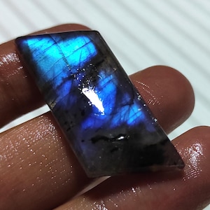 Natürlicher extravaganter Labradorit-Edelstein, blauer auffälliger Labradorit-Cabochon-loser Stein, Labradorit-Kristall, Labradorit für die Schmuckherstellung