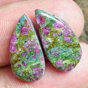 Paar natürliche Rubin-Fuchsit-Cabochons: Polierte Edelsteine für Ohrringe (Größe: 7 x 17 mm, Karat: 19)