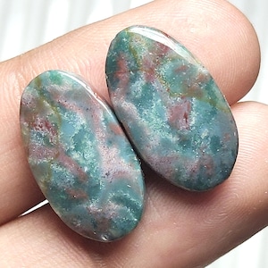 Coppia di cabochon ovali lucidi di eliotropio: pietre preziose sciolte abbinate (8 x 17 mm, 22 carati)