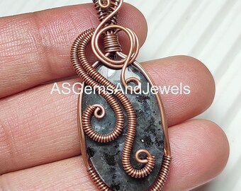 Ciondolo in rame avvolto con filo metallico e larvikite: collana boho fatta a mano