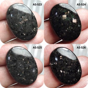 Cabochão Nuummite natural, pedra preciosa Nuummite, pedra preciosa solta, pedra preciosa de formato oval, pedra preciosa Nuummite polida para joias, colar Nuummite