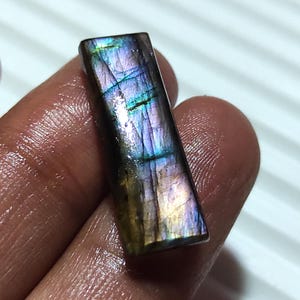 Pietra preziosa di labradorite multi-appariscente di qualità straordinaria, cabochon di labradorite, pietra sciolta a forma di baguette, labradorite per la creazione di gioielli