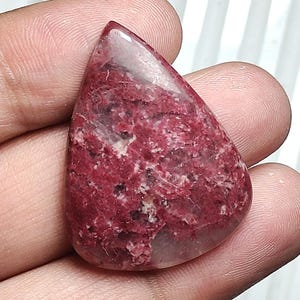 Cabochon di tulite naturale, pietra preziosa di tulite, pietra preziosa sfusa, pietra preziosa a forma di pera, pietra preziosa lucidata per gioielli, ciondolo di tulite per gioielli
