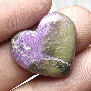 Cabujón de stichtita natural, piedra preciosa de stichtita, piedra preciosa suelta, piedra preciosa en forma de corazón, piedra preciosa de stichtita morada pulida para hacer joyas.