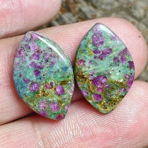 Paire assortie de cabochons de fuchsite rubis naturel : pierre précieuse polie pour boucles d'oreilles (taille : 9 x 17 mm)