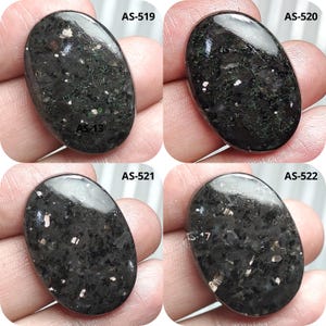 Cabochão Nuummite natural, pedra preciosa Nuummite, pedra preciosa solta, pedra preciosa de formato oval, pedra preciosa Nuummite polida para joias, colar Nuummite