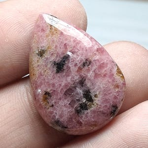 Cabochon di rodonite naturale, pietra preziosa di rodonite, pietra preziosa sfusa, pietra preziosa a forma di pera, pietra preziosa lucidata per gioielli, collana di rodonite