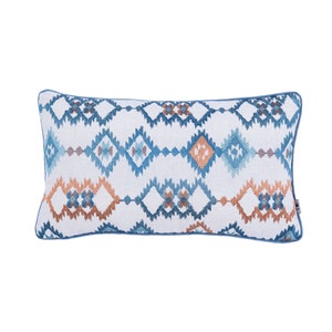 Pu&ograve; includere: Un cuscino rettangolare con sfondo bianco e un motivo geometrico in tonalit&agrave; blu e arancio.