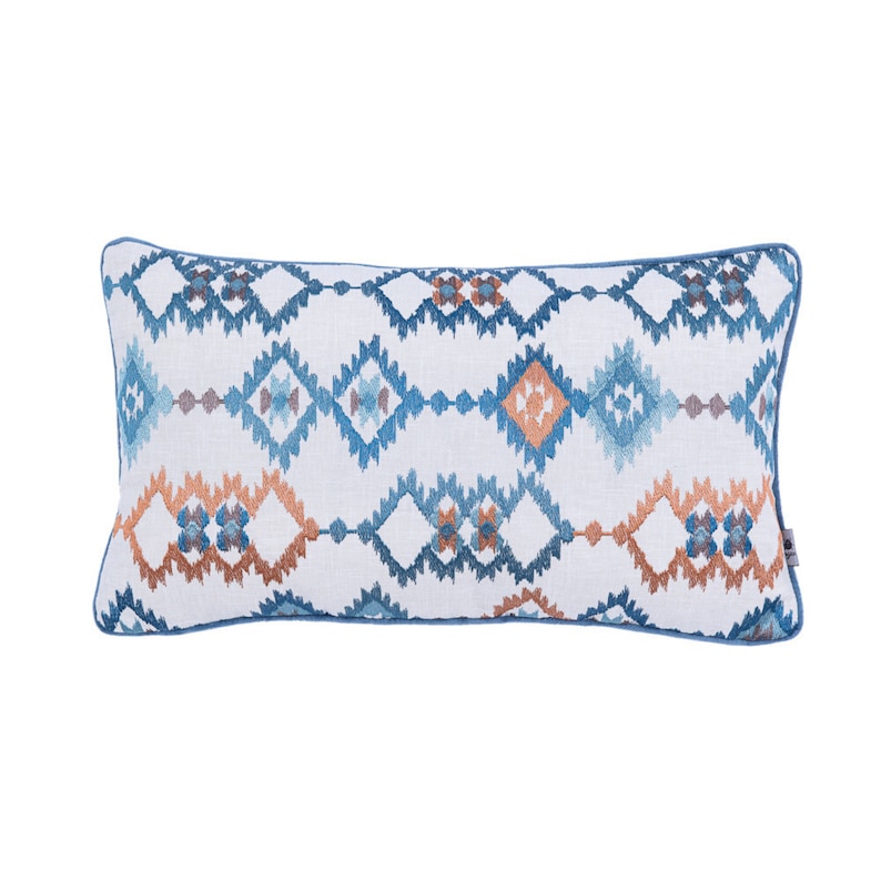 Pu&ograve; includere: Un cuscino rettangolare con sfondo bianco e un motivo geometrico in tonalit&agrave; blu e arancio.