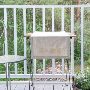 Lino beige decorativo con bordes de conchas marinas en amarillo.