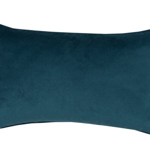 K&ouml;nnte beinhalten: Ein rechteckiges Kissen in Tealblau mit weicher, samtiger Textur.