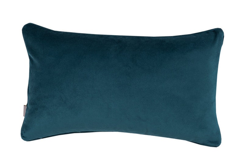 K&ouml;nnte beinhalten: Ein rechteckiges Kissen in Tealblau mit weicher, samtiger Textur.