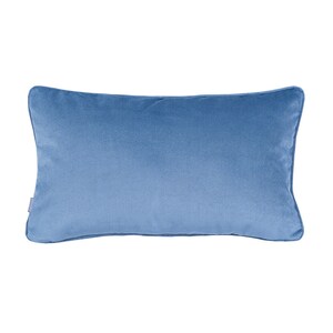 Pu&ograve; includere: Un cuscino rettangolare di colore azzurro chiaro con una texture morbida e vellutata.