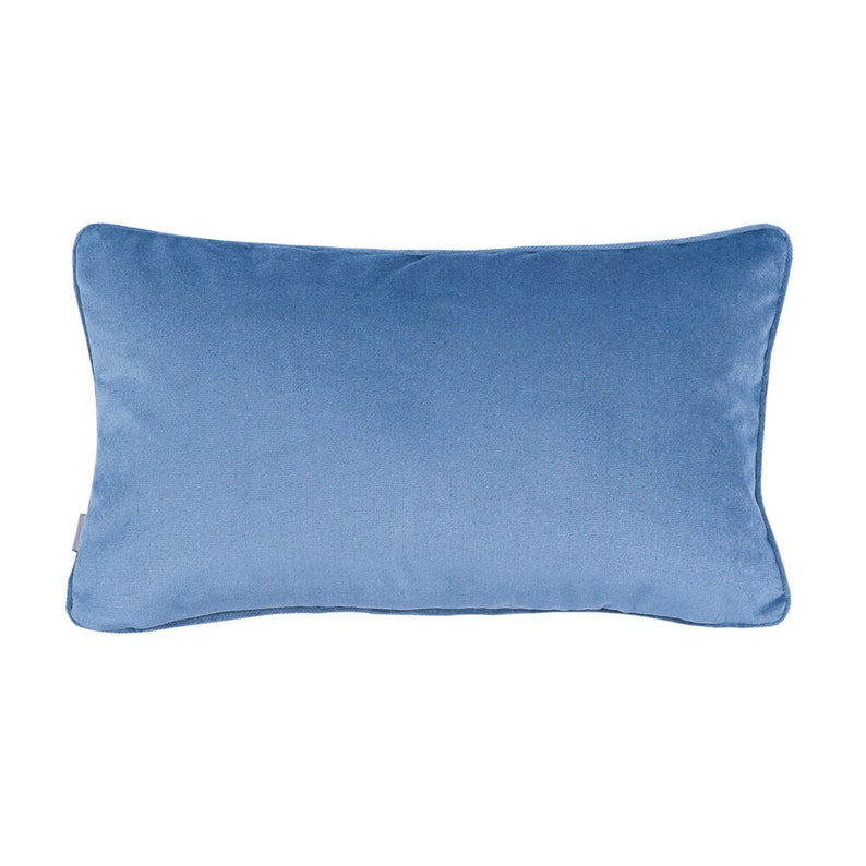 Pu&ograve; includere: Un cuscino rettangolare di colore azzurro chiaro con una texture morbida e vellutata.
