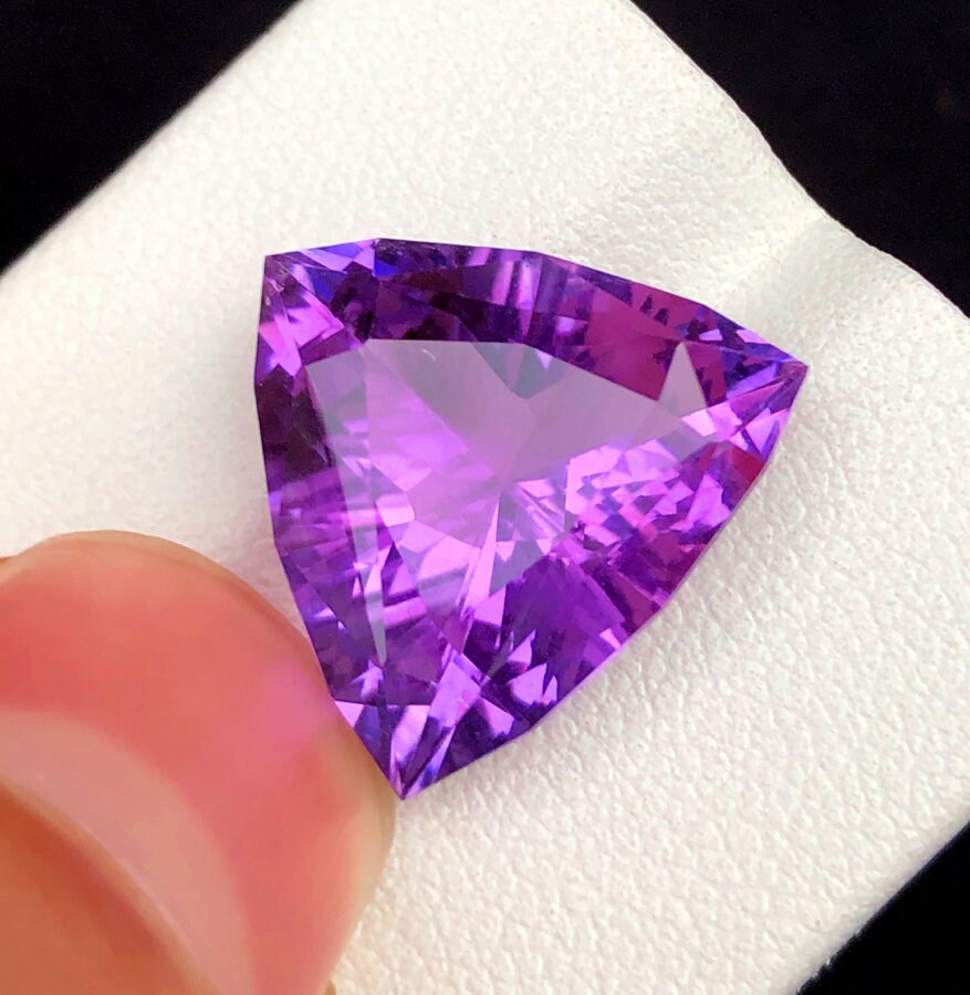 Pierre précieuse non sertie, saphir violet profond taille trillion en forme de t