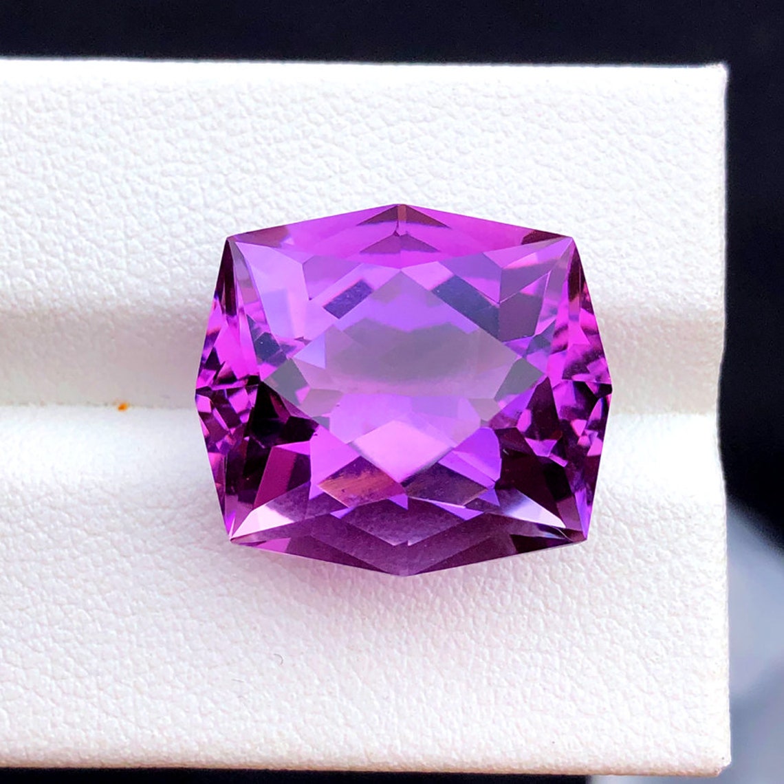 Améthyste Facettée Violette 88,05 Carats - Coupe Coussin, Propre à La Loupe, Création Labo