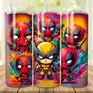 Puede incluir: Tres vasos de acero inoxidable con diseños de salpicaduras de pintura coloridos que presentan personajes de dibujos animados. Los personajes incluyen Deadpool, Wolverine y un tercer personaje con un traje rojo y negro y una máscara.