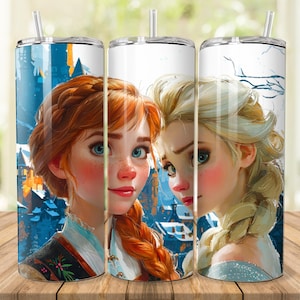 Pode incluir: Dois copos de a&ccedil;o inoxid&aacute;vel com imagens de personagens animados. O copo da esquerda apresenta uma mulher de cabelo ruivo com um fundo azul e branco. O copo da direita apresenta uma mulher loira com um fundo branco.