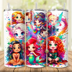 Puede incluir: Un vaso de acero inoxidable blanco con un diseño colorido que presenta a varias princesas de Disney en un estilo de dibujos animados. Las princesas están rodeadas de salpicaduras de pintura coloridas y flores.