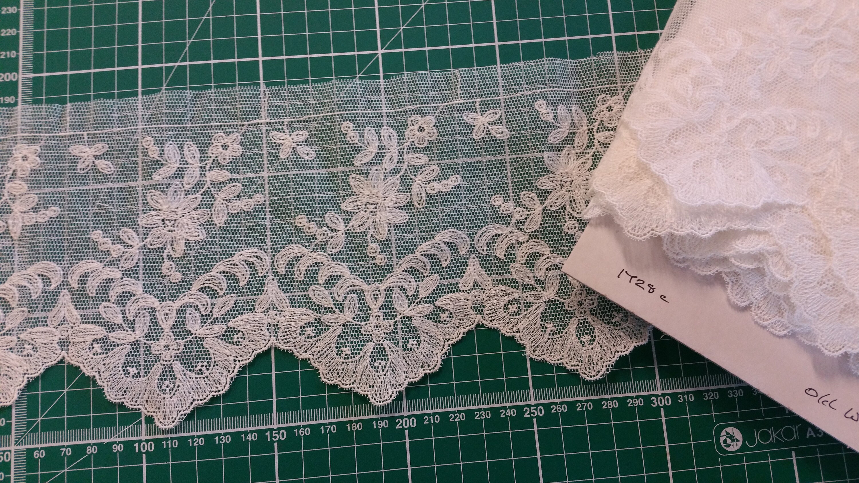 ダイアナ妃のウェディングドレス、オールドホワイトコットンの