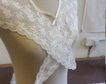 Laura Ashley shawl front, sailor back vintage Lace collar. reference 2265 c