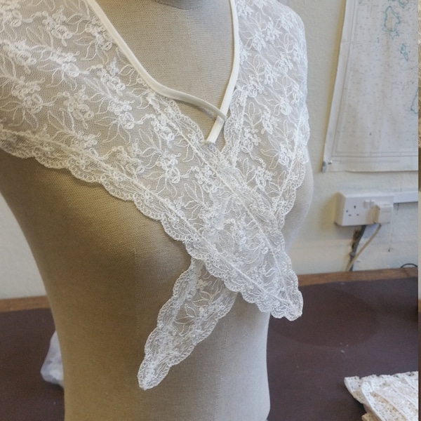 Laura Ashley shawl front, sailor back vintage Lace collar. reference 2265 c