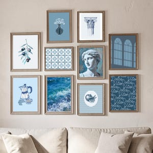 Può includere: Set di tre tazze in ceramica con finitura opaca e macchiettata. Le tazze sono nei toni del crema, grigio chiaro e grigio scuro. Ogni tazza ha un design semplice e minimalista, perfetto per caffè o tè.