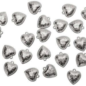 24 Stk Herzen 2x2cm Metall Anhänger p162 Dekoherzen Hochzeitsdeko Metallherzen Streuherzen Tischdeko silber farben