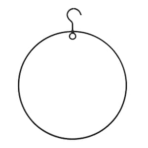 Könnte beinhalten: Ein schwarzer Metall-Kranzrahmen mit kreisförmigem Design. Der Rahmen hat oben einen Haken zum Aufhängen. Der kreisförmige Rahmen hat einen Durchmesser von etwa 30 cm und eignet sich für verschiedene Bastelprojekte und Dekorationen.