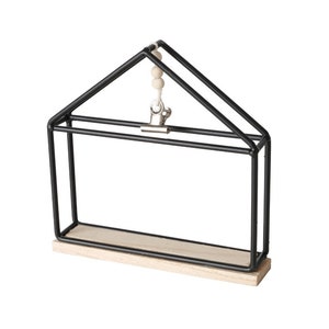 Op de afbeelding: Zwart metalen huisvormig rek met een houten basis en een clip aan de bovenkant.