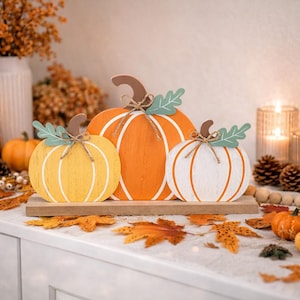 Stojak ekspozycyjny XL z drewna 29 x 18 cm Dynie o187 pomarańczowy biały żółty Dekoracja stołu z dyni Drewniana dynia Ozdoba stołu na Halloween Dekoracja z dyni Drewniana dekoracja Dekoracja jesienna