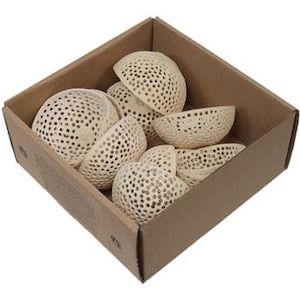 Peut inclure: Une boîte en carton remplie de 10 petits bols décoratifs ronds et blancs avec un motif. Les bols sont faits d'un matériau naturel, peut-être de la noix de coco.